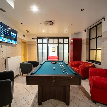 Party Clubhouse With Bar, Panoramic Pool & Sauna דירה